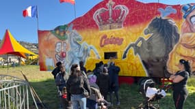 Des spectateurs attendent pour assister à une représentation du cirque Zavatta à Nice, le 4 mars 2023.