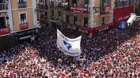 Des participants à la San Fermin brandissent une banderole aux prisonniers basques au coup d'envoi des festivités, le 6 juillet 2019 à Pampelune en Espagne. 