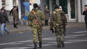 Des séparatistes pro-russes patrouillent dans les rues de Donetsk, dans l'Est de l'Ukraine, le 12 novembre 2014.