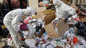 Personnel de Sécurité civile ramassant les ordures à Marseille mercredi. La préfecture des Bouches-du-Rhône a ordonné dimanche la réquisition des personnels grévistes qui assurent le fonctionnement des deux centres de collecte des déchets de la cité phocé