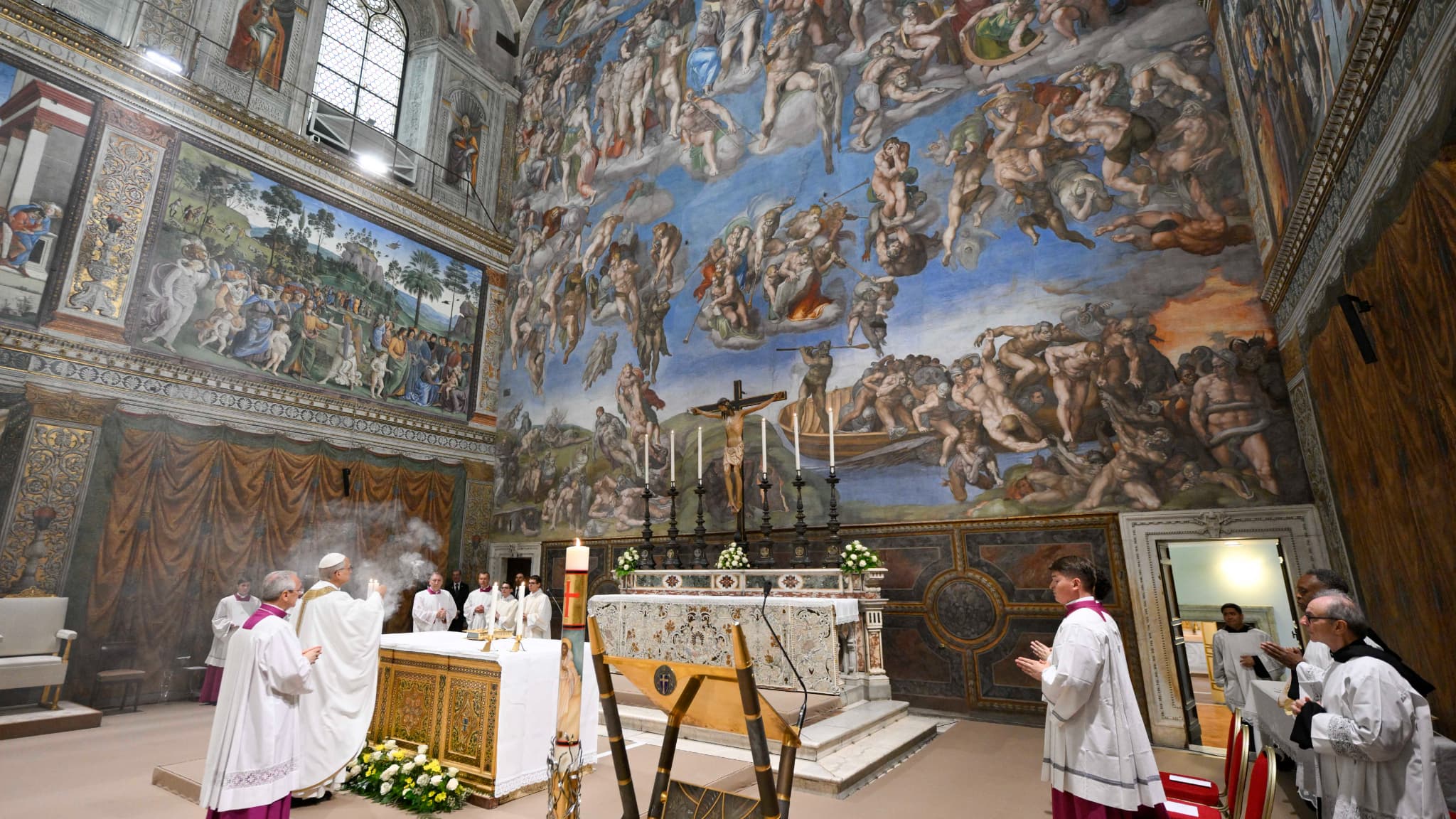 Cette photo prise et distribuée le 9 mai 2025 par les médias du Vatican montre le pape Léon XIV lors d'une messe avec les cardinaux dans la chapelle Sixtine au Vatican.
