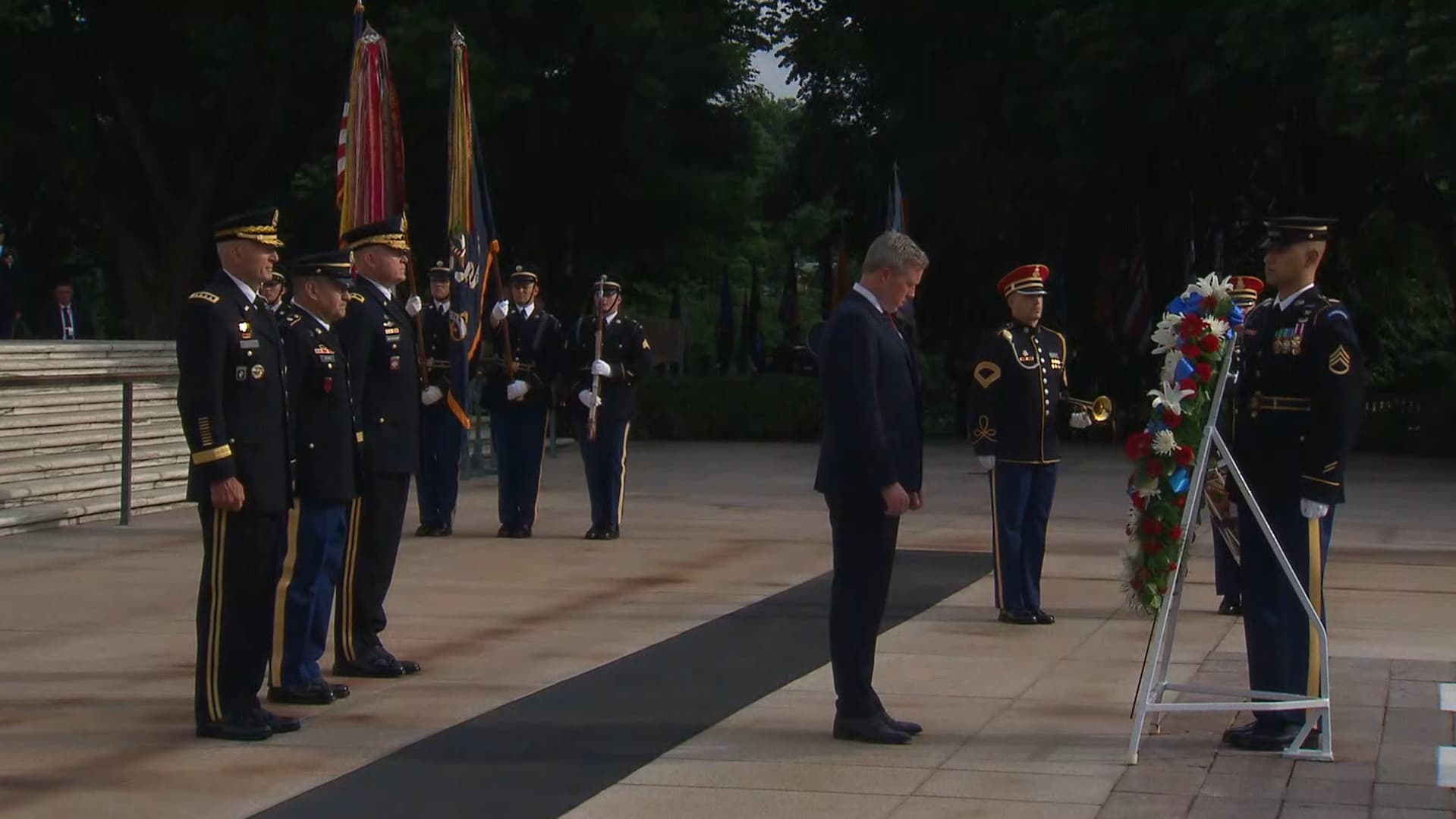 Une couronne de fleurs a été déposée au cimetière militaire d'Arlington ce samedi matin Une couronne de fleurs a été déposée au cimetière militaire d'Arlington ce samedi matin
