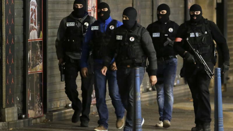 La police patrouille dans les rues de Saint-Denis, le 18 novembre 2015, tandis que le RAID donne l'assaut dans un immeuble voisin.