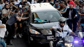 Le corbillard emmenant Diego Maradona vers sa dernière demeure