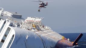 Intervention des secours auprès du Costa Concordia, le paquebot échoué au large des côtes toscanes. Plusieurs dizaines de Français victimes de ce naufrage ont décidé de s'associer à une "class-action" lancée aux Etats-Unis pour obtenir un dédommagement de