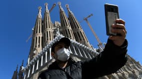Un touriste devant la Sagrada Familia, à Barcelone