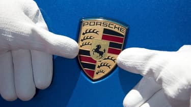 Alors que sa maison-mère Volkswagen est engluée dans le scandale des moteurs diesel truqués, Porsche a réalisé une excellente année 2015 et récompensé en conséquence.