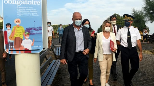 La ministre de la Transition écologique Barbara Pompili (c) en visite à Biarritz pour le lancement de la "charte pour des plages sans déchets plastiques", le 12 août 2020