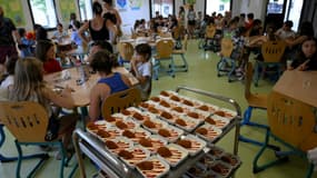 Repas à la cantine pour des élèves à Saint-Rémy-de-Provence, le 23 juin 2022 dans les Bouches-du-Rhône (Photo d'illustration).