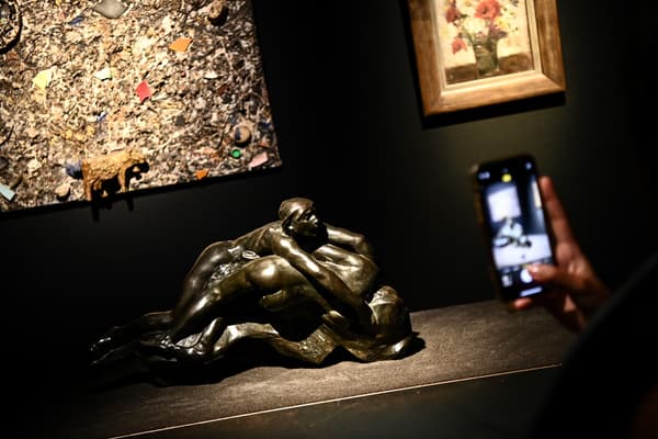 Un bronze à patine noire d'Auguste Rodin, "Paolo et Francesca", tiré à 12 exemplaires, adjugé 83.200 euros lors de la vente aux enchères de la collection d'art de Gérard Depardieu le 26 septembre 2023.