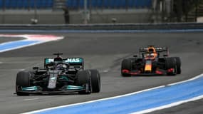 Lewis Hamilton, au volant de sa Mercedes, devant la Red Bull de Max Verstappen au GP de France de F1 sur le circuit Paul-Ricard du Le Castellet le 20 juin 2021
