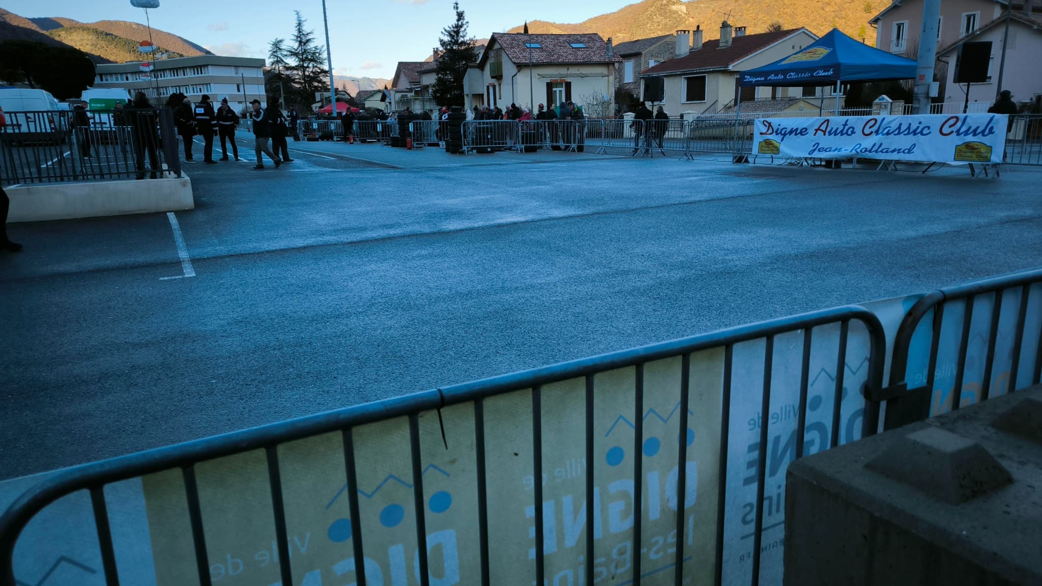 Des fans de rallye se rendent à Digne-les-Bains, le 23 janvier 2025, où se tient la première spéciale du Rallye Monte-Carlo.