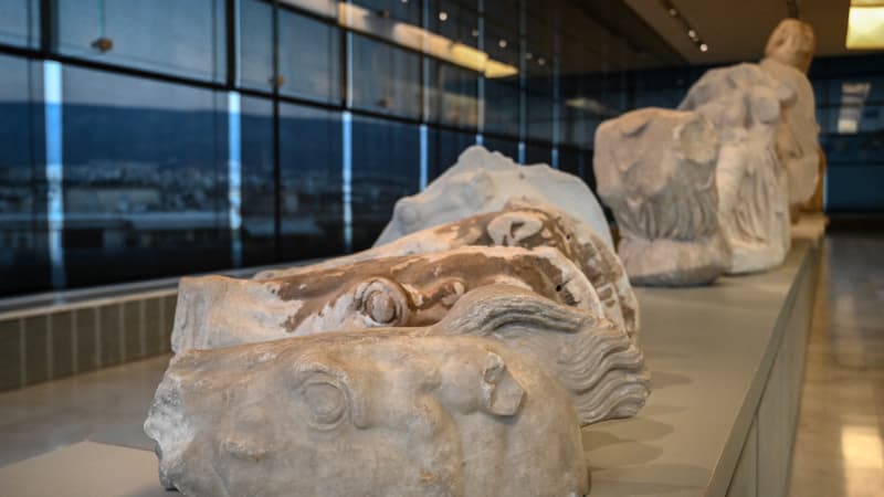 Un fragment du Parthénon, une tête de cheval, rendu par le Vatican à la Grèce