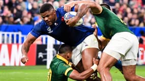 Le Français Jonathan Danty plaqué par deux joueurs sud-africains au Mondial 2023