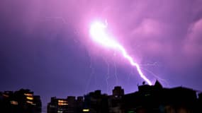 Des éclairs illuminent le ciel nocturne lors d'un orage à Guwahati le 31 mars 2024.