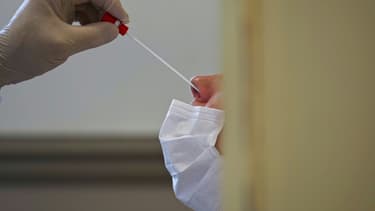 Une personne se fait tester pour voir si elle a contracté le Covid-19, le 7 juillet 2020 à Montargis