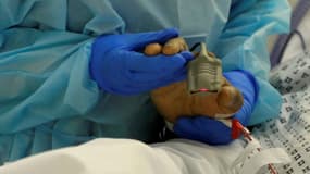 Un membre du personnel de soins intensifs s'occupe d'un patient atteint du Covid-19 à l'hôpital King's College de Londres (Royaume-Uni) le 27 janvier 2021.