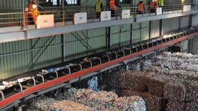 Le recyclage des petits emballages s'organise: le centre de tri du Syctom à Nanterre devient le premier site d’Ile-de-France à trier et à recycler ces petits objets et emballages métalliques.
