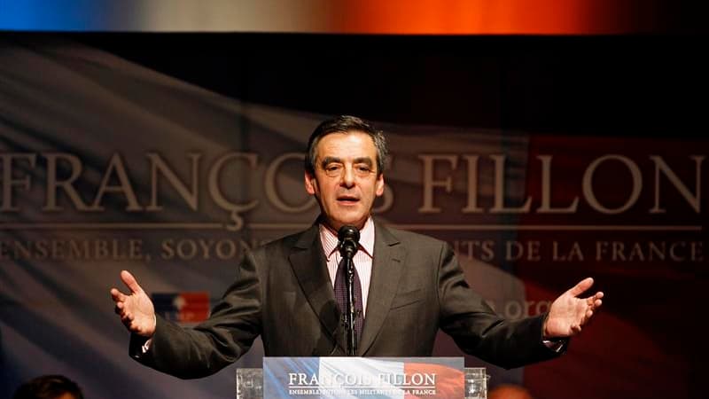 François Fillon, ici à Gradignan près de Bordeaux, estime que l'UMP risque d'imploser et d'être lâchée par sa composante centriste si son rival Jean-François Copé était élu à la tête du parti. /Photo prise le 14 novembre 2012/REUTERS/Régis Duvignau