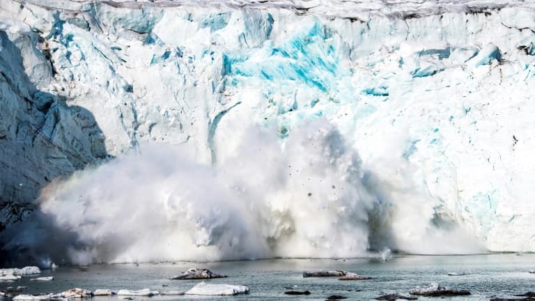 Des blocs de glace se décrochent du glacier Apusiajik, le 17 août 2019, près de Kulusuk, dans le sud-est du Groënland 