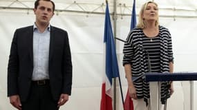 La présidente du Front national Marine Le Pen chante une Marseillaise avec l'eurodéputé Nicolas Bay, à Vieux-Fumé, dans le nord-ouest de la France, le 21 juin 2015