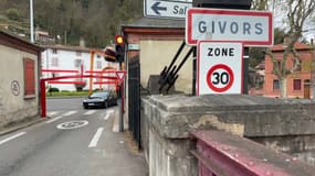 Une rue limitée à 30km/h à Givors dans le département du Rhône, le 29 mars 2025.