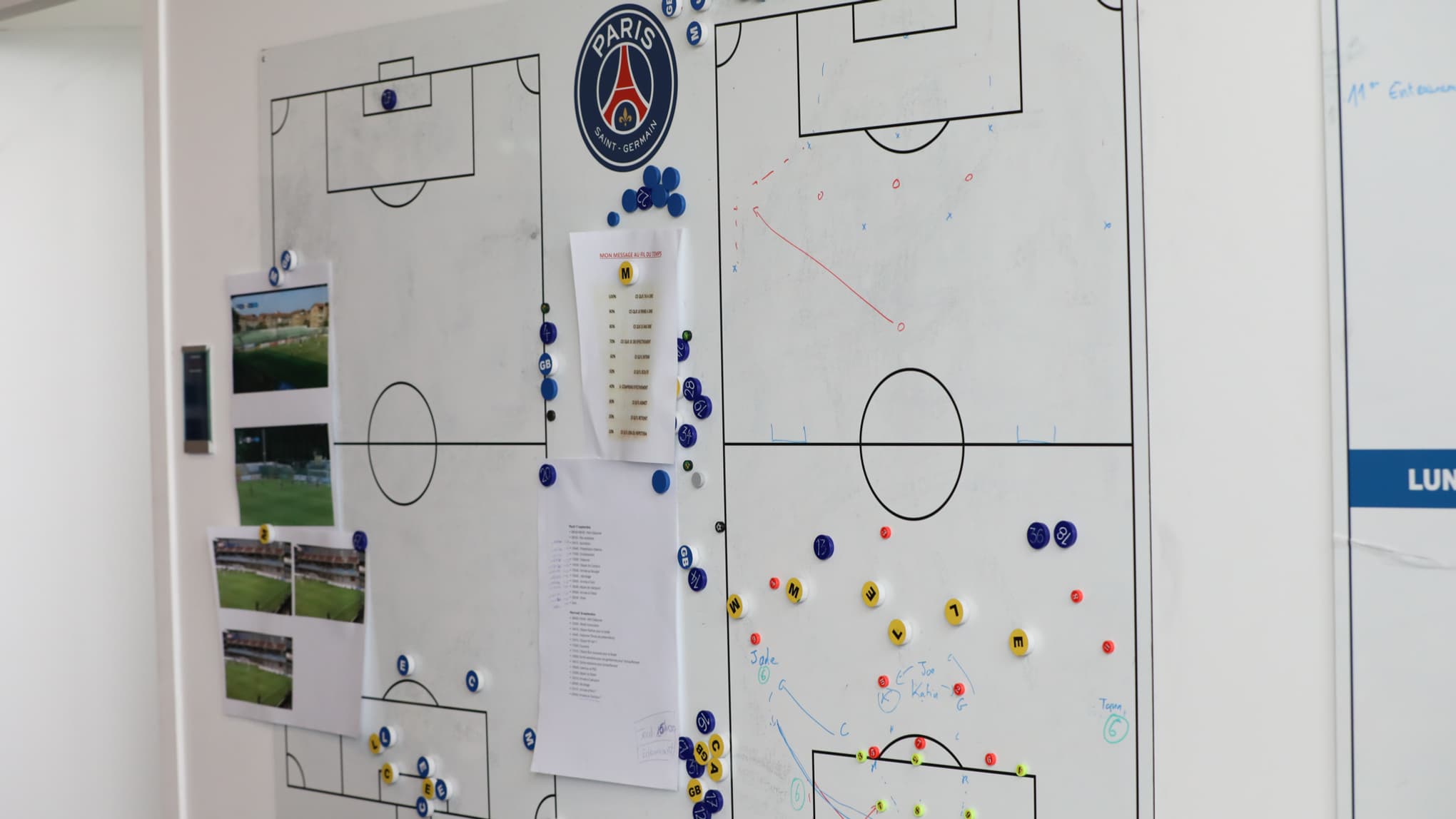 Un tableau avec des tactiques au Campus PSG