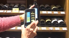 Un QR code sur l'étiquette d'une bouteille de vin chez un caviste (illustration)