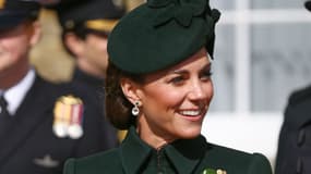 La duchesse de Cambridge présente des trèfles aux officiers et aux gardes du 1er bataillon des Irish Guards lors du défilé de la Saint-Patrick à Cavalry Barracks à Hounslow, dans l'ouest de Londres, le 17 mars 2019.