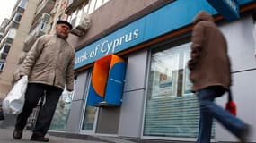 Toutes les banques de Chypre étaient fermées mardi pour le 11e jour consécutif et leur réouverture, prévue jeudi, sera encadrée par un strict contrôle des mouvements de fonds pour éviter une fuite des capitaux et une panique des épargnants après l'accord