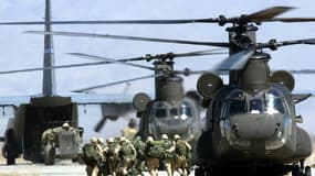 Des soldats américains débarquent d'hélicoptères Chinook à la base aérienne de Bagram en mars 2002 en Afghanistan