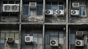 Des climatiseurs installés sur la façade d'un bâtiment à New Dehli.