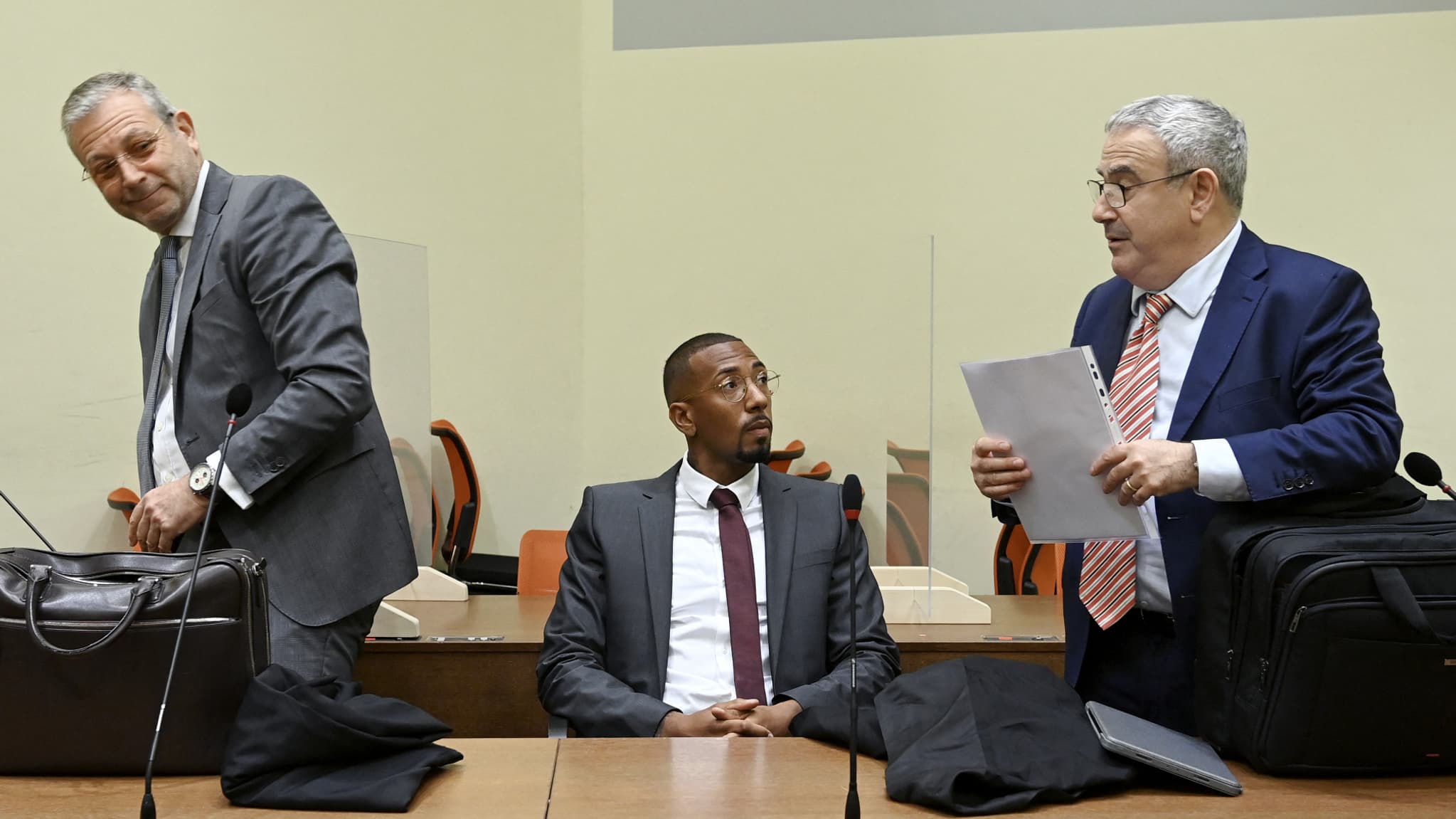 Le footballeur international allemand Jérôme Boateng avec ses avocats Norman Gelbart et Peter Zurel, à Munich le 20 octobre 2022 Le footballeur international allemand Jérôme Boateng avec ses avocats Norman Gelbart et Peter Zurel, à Munich le 20 octobre 2022