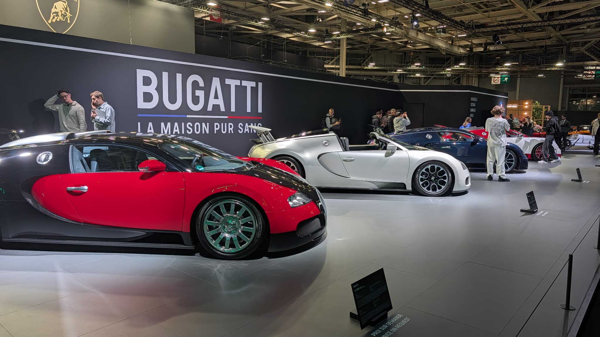 Bugatti expose de nombreuses Veyron dans différentes configurations en face de sa dernière "F.K.P. Hommage" à ce premier salon Ultimate Supercar Garage 2026 à Paris Porte de Versailles.