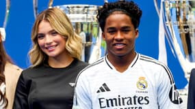 L'attaquant du Real Madrid Endrick avec sa compagne Gabriely Miranda lors de sa présentation le 27 juillet 2024