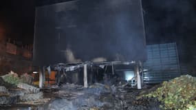 Le centre des impôts incendié par des légumiers en colère, à Morlaix, le 19 septembre 2014.