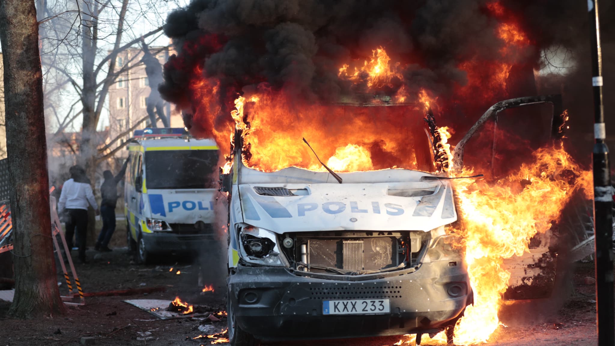 Des voitures de police incendiées par des manifestants à Orebro, en Suède le 15 avril 2022
