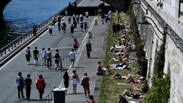 Les Parisiens profitent du temps estival, ce jeudi.