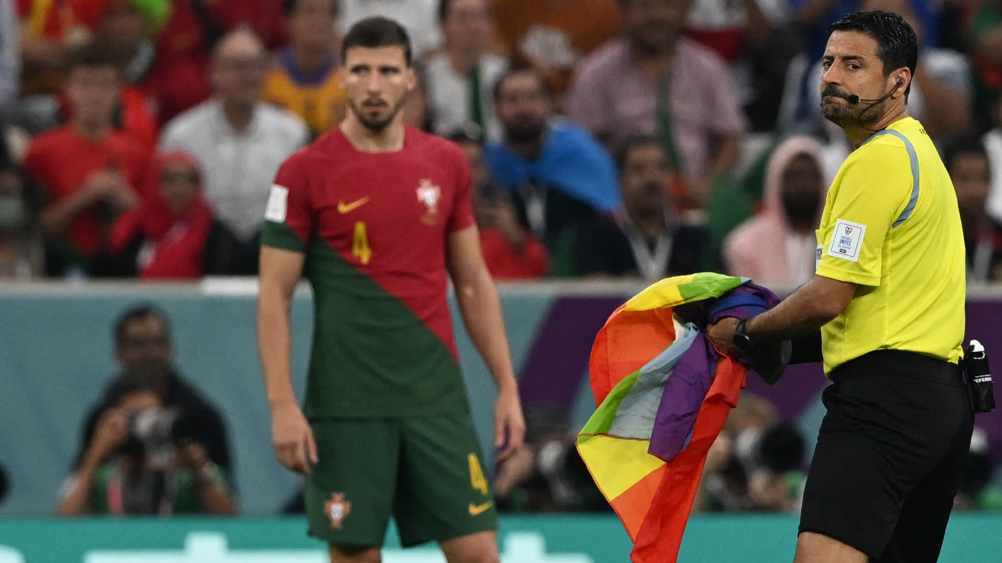L'arbitre avec un drapeau arc-en-ciel lors de Portugal-Uruguay au Mondial 2022