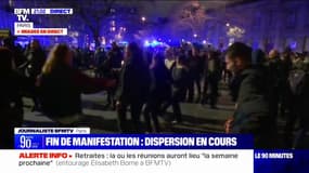 Paris: ambiance festive en fin de manifestation, alors que la police tente de disperser les participants