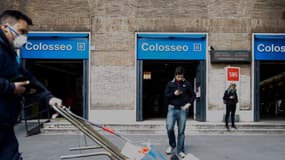 Station de métro du Colisée à Rome. 