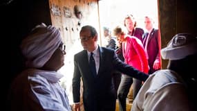 François Hollande, suivi de la directrice de l'Unesco Irina Bokova, dans la Grande Mosquée de Tombouctou. Lors d'une visite-éclair au Mali, le chef de l'Etat a déclaré que le combat engagé pour reconquérir l'intégrité territoriale du Mali contre les group