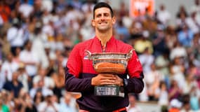 Novak Djokovic avec la Coupe des Mousquetaires à Roland-Garros