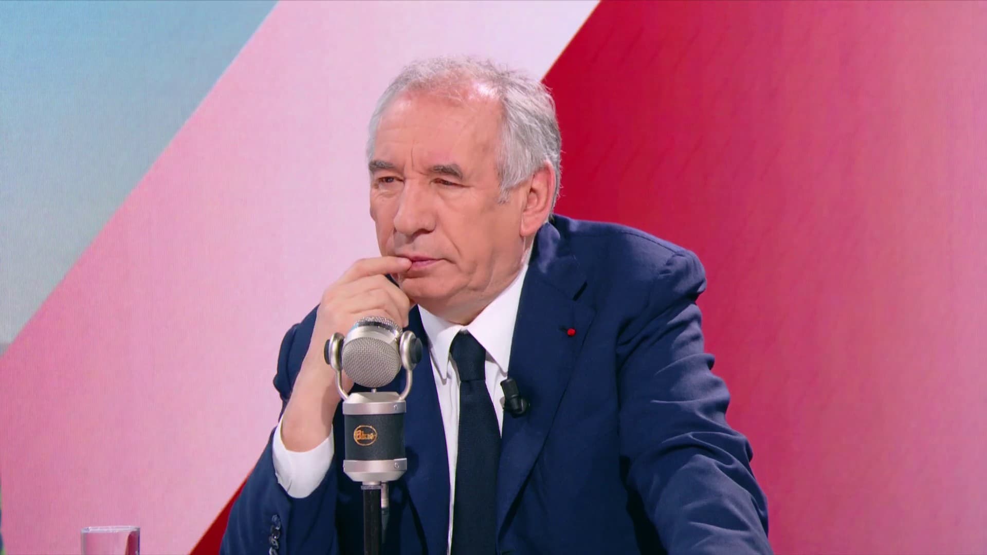 FRANÇOIS BAYROU S'INQUIÈTE DU "RISQUE" QUE REPRÉSENTERAIT LA DISSOLUTION POUR LA FRANCE