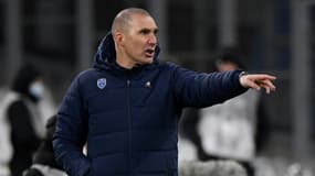 L'entraîneur Laurent Batlles lors du match de L1 entre son club de Troyes et l'Olympique de Marseille le 28 novembre 2021