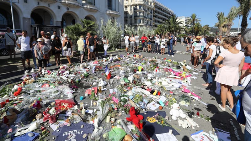 Des fleurs en hommage aux victimes de la tuerie de Nice, le 17 juillet 2016