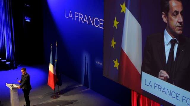 Intervenant devant des élus locaux de la majorité réunis à la salle de la Mutualité à Paris, Nicolas Sarkozy a proposé mercredi la conclusion de "contrats individualisés" négociés entre l'Etat et les grandes collectivités locales, celles de plus de 30.000