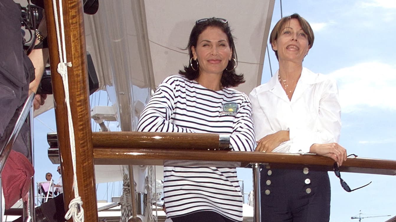En 1999, la milliardaire libanaise Mouna Ayoub (G) acompagnée de Maryline Vigouroux (D), présidente déléguée de l'Institut Mode Méditerranée, pose sur le pont du Phocéa