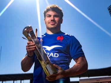 Antoine Dupont avec le trophée de meilleur joueur du Tournoi des VI Nations 2023