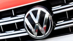 Le logo de la marque automobile allemande Volkswagen sur un véhicule du constructeur, le 5 avril 2025 en Allemagne (photo d'illustration). 